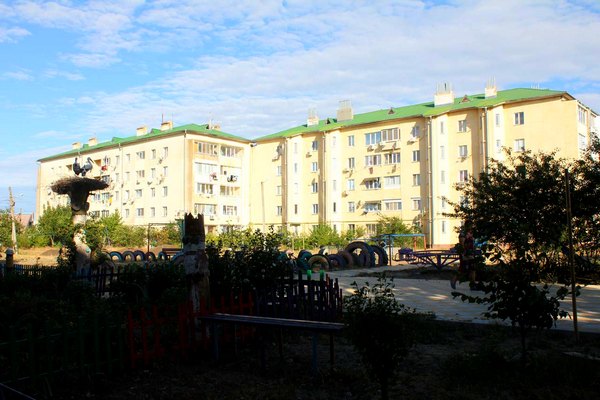 5 поверхівка Кароліно-Бугаз Сучасний багатоповерховий будинок у селі Кароліно-Бугаз