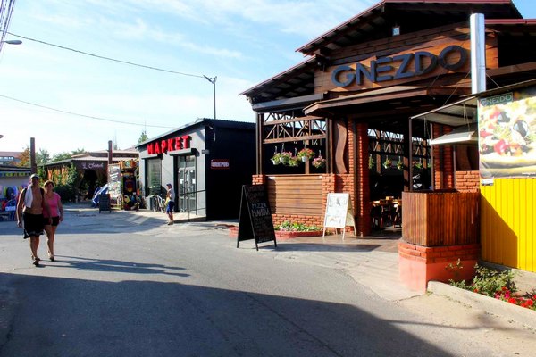 Кароліно-Бугаз. Магазин Магазини біля залізничної станції Кароліно-Бугаз