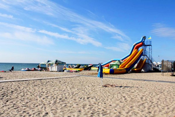 Кароліно-Бугаз. Пляж Розваги на пляжі Кароліно-Бугаза