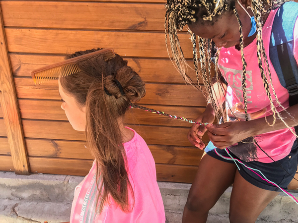 У Затоці заплітають африканські косички дитині