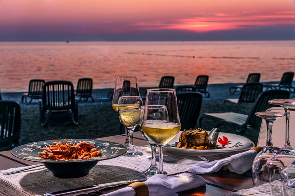 Вечеря з морепродуктів на березі моря в Затоці